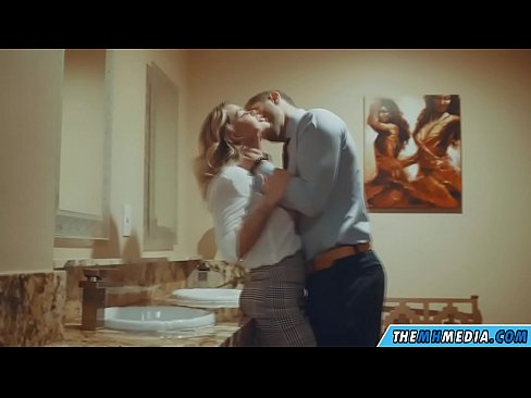 ❤️ Nigbati bilondi ti oyan ba tan ọ ni yara isinmi ti gbogbo eniyan ❤❌ Iwa onihoho furo ❤